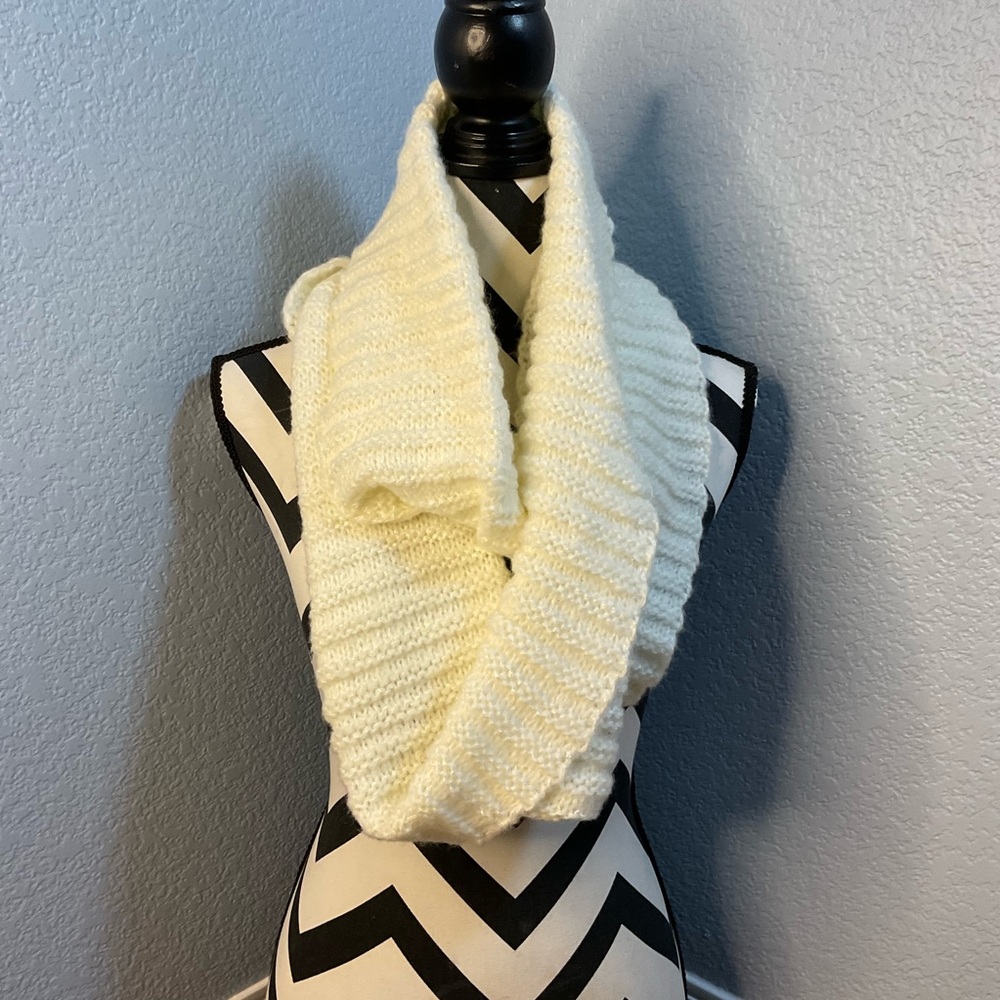 Aeropostale Ivory Cream Chunky Knit Infinity Scarf NWT Cozy Winter